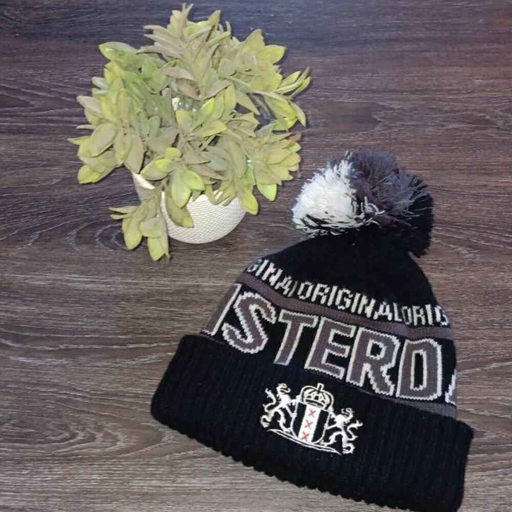 Robin Ruth Original Amsterdam Hat Black White & Gray  Crest on the front  Robin